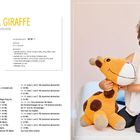 Titel: "Grazia Giraffe spielt gerne Verstecken". Eine Anleitung für ein Amigurumi. Kind kuschelt mit gehäkelter Giraffe.