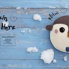 „Pinguin mit Herz“ und „Meine Superkraft: Menschmung, Herumgammeln, Chillen, Lächeln zaubern“ steht auf blauem Holz. Davor ein gehäkelter Pinguin.