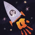 Illustration: Eine Maus im Raumanzug sitzt in einer Rakete, umgeben von Sternen und einem großen, orangefarbenen Handabdruck.