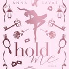 Text: "hold me", "Anna Savas", "Roman", "New England School of Ballet", "LYX". Ballerina, Schlösser, Schlüssel, Blumen, Schleifen.