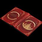 „SOLDATIN, SCHWESTER, VERRÄTERIN“ und „FIRSTBORN“ lauten die Texte. Rotes Buchcover mit einem Burgmotiv und goldener Verzierung.