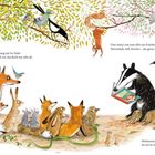 Ein Dachs liest einem Kreis von Waldtieren ein Buch vor. Vögel und Tiere hören aufmerksam zu.