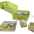 "Mach mit, Lieselotte!" auf einem Kinderbuch. Eine grüne Box mit Illustrationen von Tieren und Bauernhofszenen.