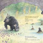 Text: "Endlich ist der Regen vorbei. Bär und Igel strecken ihre Nasen aus der Höhle und ... Sieh mal! Die Blumen sind wieder ganz frisch! Bär ist so froh, dass er gleich einen großen Blumenstrauß pflückt. Für Igel. 'Weil du mir so toll geholfen hast!', sagt Bär."

Illustration: Ein Bär und ein Igel treten aus einer Höhle in eine blühende Landschaft. Bunte Blumen, ein Schmetterling und ein Vogel sind zu sehen.