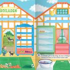 „Hofladen“, „Im Hofladen gibt es viele Dinge…“. Bunte Illustration eines Ladens mit Gemüse, Regalen und einer Frau beim Auspacken.