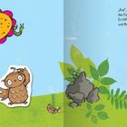 „Aua“, sagt die kleine Eule, farbenfrohe Illustration mit Blume, Eule, Schmetterling und grüner Hintergrund.