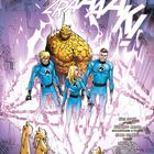 Texte: "Wir sind die Fantastic Four.", "Eigentlich sollten wir unseren Teleporter testen.", "Stattdessen hat er uns hierhergebracht..."

Illustration: Vier Helden in blauen Anzügen erscheinen in einer leuchtenden Umgebung, beobachtet von vier aufrecht stehenden Tieren.