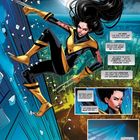 Eine Frau in schwarzem Anzug springt über ein Hochhaus, der Mond ist sichtbar. Sprechblasen beschreiben ihre Vergangenheit.