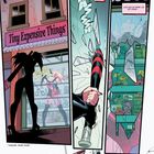 Texte: „Ich hab mich gefragt, ob ich so sein wollte.“ „Schuldig? Kurzsichtig? Ineffektiv?“ „Nein.“ „Von nun an gehe ich die Dinge ... systematisch an.“ Geschäftsschild: „Tiny Expensive Things“ (auf Deutsch: *Winzige teure Dinge*). Silhouette vor einem Schaufenster. Eine Hand mit einem Baseballschläger schlägt die Scheibe ein.