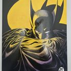 "DC Black Label" steht auf einem runden weißen Logo. Illustration von einem Superhelden in einem gelben und schwarzen Farbschema.