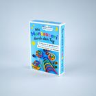 "Mit Montessori durch den Tag. 55 Impulse für gemeinsames Wachsen, Lernen und Staunen." Blaues Kartendesign mit bunten Formen.