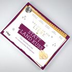 „Was ich an dir liebe – Stadt, Land, Kuss“. 60 romantische Kategorien. Herz- und Blumenmotive, lila und gelb gestaltete Karte.