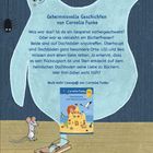 Ein hellblaues Gespenst schwebt fröhlich, mit einer Maus und einer Spinne. Ein Buchcover mit farbenfroher Illustration zeigt am Boden.