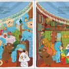 Links: „Vielleicht gibt es im Wunschbus einen...“. Eine bunte, gemütliche Szene mit blauen Figuren und einem Tisch. Rechts: „Beeilt euch alle...“. Ein Raum voller Bücher mit Tierfiguren.