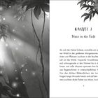 Kapitel 1: Sturz in die Tiefe. Links dichter Wald, Sonnenstrahlen, leuchtende Punkte und schwebende Blätter.