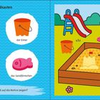 Im Sandkasten: Schaufel, Eimer, Sandburg, Sandförmchen. Kind spielt im Sandkasten mit Schaufel und Förmchen, Rutsche im Hintergrund.