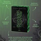 Kapitel 1: Alexandra "Lex" Gorgon. Zitat von Homer, Ilias. Text beschreibt windigen Tag auf Universitätsgelände.