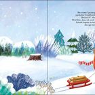 Ein Eichhörnchen zieht einen Schlitten durch einen verschneiten Wald, daneben eine große Tanne und ein kleines Baumhaus.