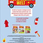"Willkommen in der FEUERWEHR WELT" steht auf einem roten Feuerwehrauto, umgeben von Ausrüstungen.