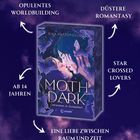 Texte: "Opulentes Worldbuilding", "Düstere Romantasy", "Ab 14 Jahren", "Star crossed lovers", "Eine Liebe zwischen Raum und Zeit". Darunter ein Buchcover mit zwei sich küssenden Personen, umgeben von Motten.