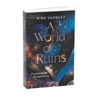 Titel: "A World of Ruins". Untertitel: "Flammende Vergeltung". Name: "RINA VASQUEZ". Schwarze Schuppen vor Sternenhimmel.