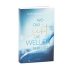 „WO DAS LICHT DIE WELLEN BERÜHRT“, Roman von Katharina Juli. Cover in Blau- und Goldtönen mit abstrakten Wellen.