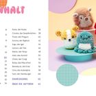 Inhalt mit Seitenzahlen und Figuren wie Lotti, der Hase. Rechts: Bunte, gehäkelte Tierfiguren auf Pastell-Sockeln.