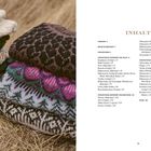 Inhalt: Strickwissen, Strickstücke (Wald, Wiese, Meer), Danksagung. Links: Bunte, gefaltete Strickpullover auf Gras.