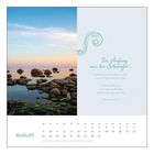 Im Anfang war das Schweigen... August-Kalender. Steine im ruhigen Wasser bei Sonnenaufgang.