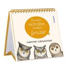 „Du wirst nicht älter, sondern weiser“ in einer Sprechblase. Darunter „Humorvolle Eulenweisheiten“. Davor drei Eulenzeichnungen.