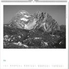 Mai, Kalendertage 1 bis 31. Schwarzweißfoto von majestätischen, schneebedeckten Berggipfeln.