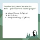 Frage nach dem höchsten Berg der Erde; Optionen: A) Mount Everest, B) K2, C) Kangchendzönga. Silhouette eines Steinbocks unten rechts.