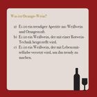 Was ist Orange-Wein? a) Aperitif aus Weißwein und O-Saft. b) Weißwein mit Rotwein-Technik. c) Weißwein mit Lebensmittelfarbe. Links Text auf beigem Hintergrund, rechts unten eine Weinflasche und ein Glas als Illustration.