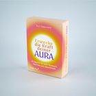 Schachtel mit dem Titel "Erwecke die Kraft deiner AURA" in leuchtenden Gelb- und Pinktönen.