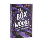 Titel: "The Box in the Woods" von Maureen Johnson. Zusatz: "Schau nicht hinein". Hintergrund: Dunkle, wirbelnde Muster.