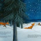 Ein Fuchs schleicht durch einen verschneiten Wald bei Nacht. Die Sterne leuchten am Himmel, im Hintergrund ein Haus.