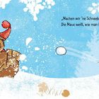 „Machen wir ’ne Schneeballschlacht?“ Die Illustration zeigt eine Eule und eine Maus im Schnee mit Schneebällen.