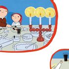 Zwei Personen, eine Erwachsene und ein Kind, sitzen an einem Tisch mit Essen. Drei Kerzen leuchten auf einem Kerzenhalter.