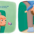 Ein Kind hängt kopfüber von einem Sofa, ein Schnuller fällt aus dem Mund mit dem Geräusch "PLUMPS!".