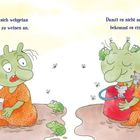 Links: Ein grünes Baby weint neben einem umgefallenen Eimer. Rechts: Eine Maus tröstet es mit einem Kuss. Fliegende Insekten umgeben es.