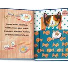 Ein Kinderbuch mit Text über eine Katze und Essen. Links ist Geschirr. Rechts, eine Illustration mit Fischmustern und einer Katze.