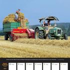 Zeitreise aufs Feld: MAN 4P1 Allrad und Welger-Hochdruckpresse bei der Strohernte. Kalender unten: August/September 2027.