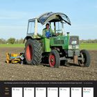 Kalender: Mai 2027, Woche 19. Foto eines Farmers auf einem grünen Fendt-Traktor beim Maislegen auf einem Feld.