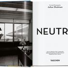 Ein Mann im Schatten liest in einem Raum mit großen Fenstern. Text: "NEUTRA", "Principal Photographer Julius Shulman", "TASCHEN".