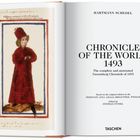 Links Text in lateinischer Schrift, rechts "CHRONICLE OF THE WORLD 1493". Illustration einer Person in rotem Gewand.