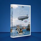 "THE UNITED STATES OF AMERICA - 250TH ANNIVERSARY EDITION" auf blauer Buchhülle, Luftschiff über einer Stadt.