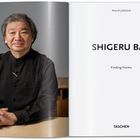 „Philip Jodidio. SHIGERU BAN. Finding Forms. TASCHEN.“ Links ein Mann in dunkler Kleidung sitzend an einem Tisch.