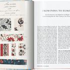 "FROM INDIA TO EUROPE" - Links sind Stoffmuster mit floralen Designs. Rechts Text über die Ausbreitung bedruckter Stoffe.