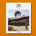 Texte: Janis Mink, JR, TASCHEN. Überdachlandschaft mit riesigem Wandbild einer kletternden Figur.