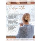 "Zeit zur Stille. Dazu hast du keine Zeit? Wer Gott hören will, muss Hörer werden." Frau schaut durch Fenster.